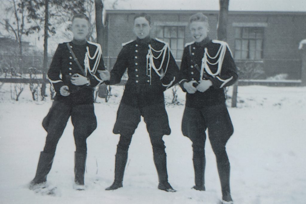 Marechaussee in de sneeuw. Jaap Beekman staat in het midden. Winter 1940-1941.