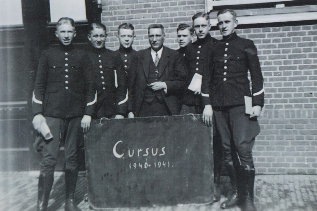 Foto van de slagingsceremonie van nieuwe marechaussee. Jaap Beekman 2e van rechts